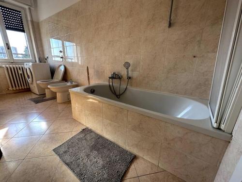 un ampio bagno con vasca e servizi igienici di Luce Apartament a Cassina deʼ Pecchi