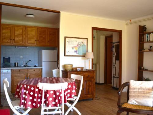 une cuisine avec une table avec une nappe rouge et blanche dans l'établissement Appartement T2 cabine avec terrasse, tennis, animaux acceptés, 6 pers., Font-Romeu - FR-1-580-6, à Font-Romeu-Odeillo-Via
