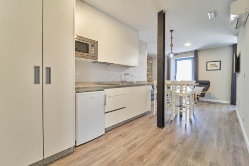 Kuchyň nebo kuchyňský kout v ubytování Apartamentos Carballal