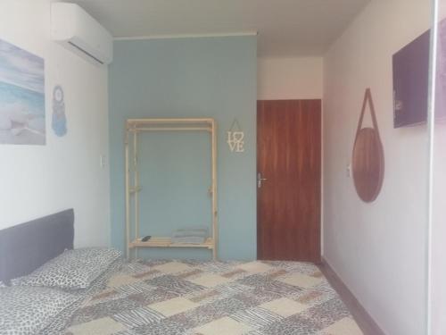 1 dormitorio con cama y espejo en la pared en Flat e Suítes Praia de São Bento, en Maragogi