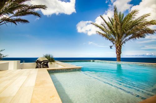 Der Swimmingpool an oder in der Nähe von Exclusive 10-Guest Seaview Villa in Gated Community with Pool & Private Beach Access