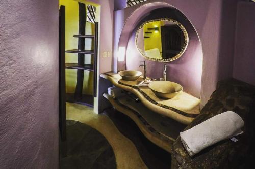 聖奧古斯提尼奧的住宿－Cabañas Punta Placer，一间带水槽和镜子的浴室