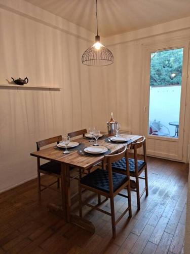 une table à manger avec quatre chaises et une lampe dans l'établissement Self Contained City Apartment, à Perpignan