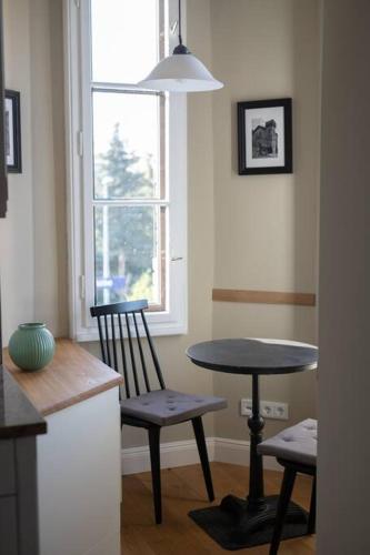une cuisine avec une table et des chaises ainsi qu'une fenêtre dans l'établissement A Refuge Built for a King, à Halbe