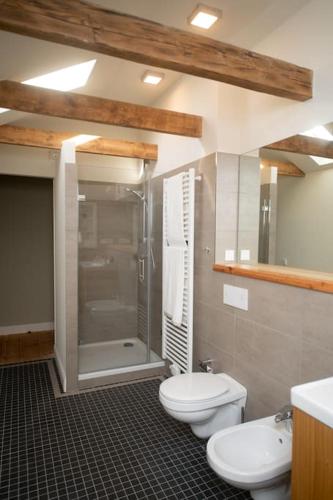 La salle de bains est pourvue de 2 toilettes et d'une douche. dans l'établissement A Refuge Built for a King, à Halbe