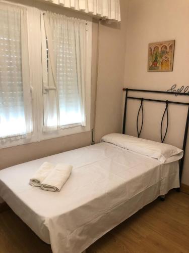 een bed met twee handdoeken in een slaapkamer bij Habitación Doble in Estella