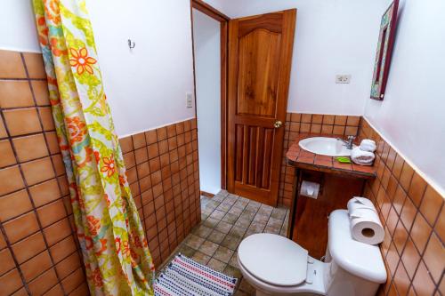 La salle de bains est pourvue de toilettes et d'un lavabo. dans l'établissement Pension Santa Elena, à Monteverde Costa Rica