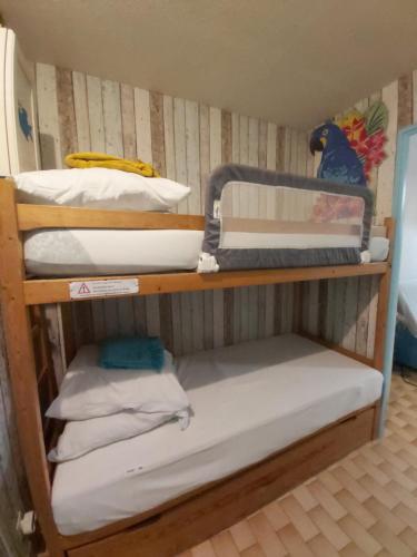 a set of bunk beds with towels on them at Studio 4 pers, au calme, parking privé, wifi, linges fournis, 2 étoiles de France in La Grande Motte