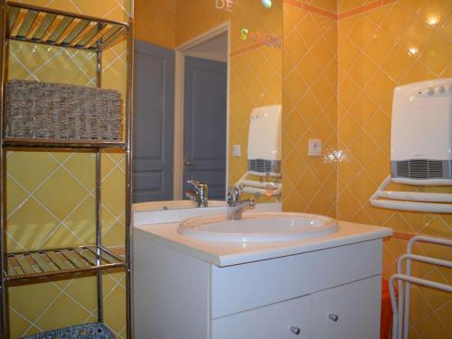 une salle de bain avec un lavabo et un miroir dans l'établissement Maison 3 pièces avec jardin, BBQ, animaux admis à Banyuls-sur-Mer - FR-1-225C-74, à Banyuls-sur-Mer