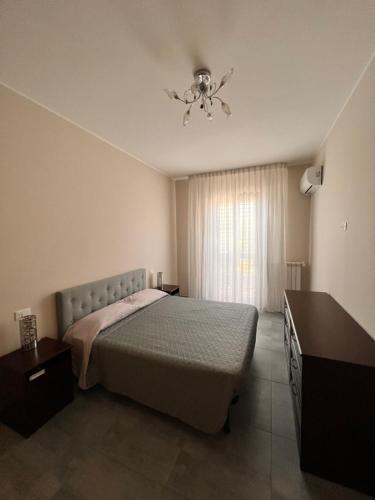 ein Schlafzimmer mit Bett und Deckenventilator in der Unterkunft La Piazzetta in Olivarella