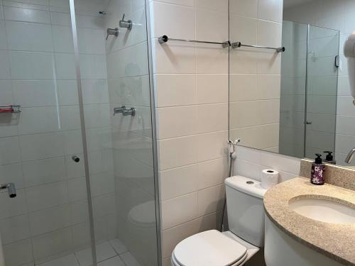 a bathroom with a shower and a toilet and a sink at Lindo flat no Vision - centro de Brasília in Brasilia