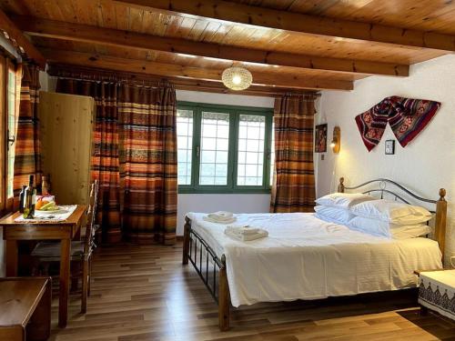 una camera con un letto e un tavolo di Villa Kamari- Stunning Views a Kritsa