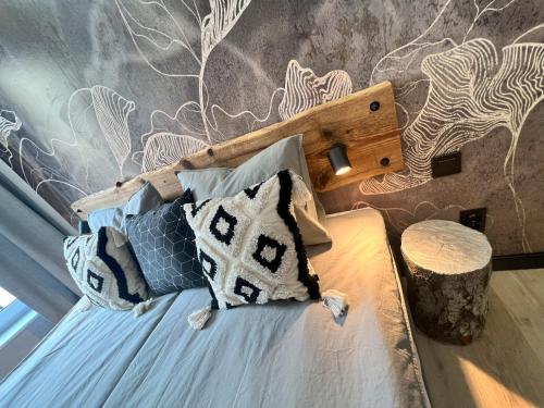 Schlafzimmer mit einem Bett mit Wandgemälde in der Unterkunft Hi Apartments Kozia in Kielce