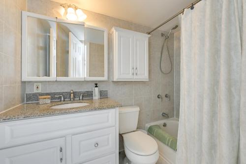 uma casa de banho com um lavatório, um WC e um chuveiro em Long Island Studio Vacation Rental 4 Mi to Beach 