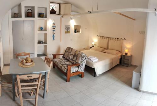 - une chambre avec un lit, une table et une chaise dans l'établissement Dimora La Chianca, à Marina Serra