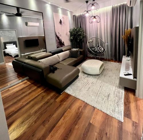 ein Wohnzimmer mit Sofa und Tisch in der Unterkunft Troika Avenue Kota Bharu by The Stay Homestay 2 in Kota Bharu