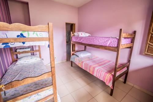1 Schlafzimmer mit 2 Etagenbetten in einem Zimmer in der Unterkunft Pousada Luz da Vila Itaúnas in Itaúnas