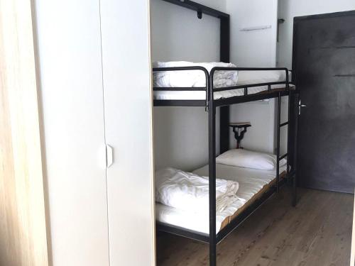 quelques lits superposés dans une chambre dans l'établissement Studio cosy aux pieds des pistes avec balcon et coin montagne - La Joue du Loup - FR-1-504-621, à Saint-Étienne-en-Dévoluy