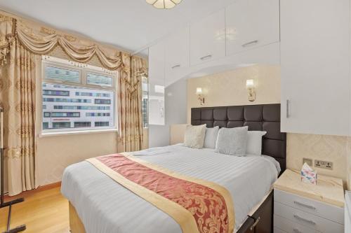 a bedroom with a large bed and a window at Luxury Mayflower Apartment, Central City Centre, Newly Refurbished in Plymouth