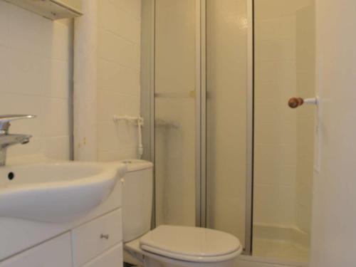 une salle de bain avec une douche, des toilettes et un lavabo dans l'établissement Studio face à la mer, balcon et local à vélo, 300m du centre - Narbonne Plage - FR-1-229B-61, à Narbonne