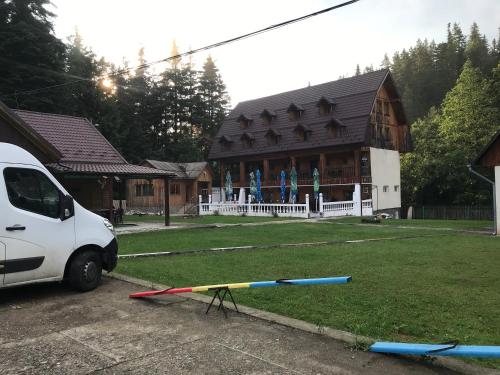 una furgoneta blanca estacionada frente a un edificio en Casa postolache en Soveja