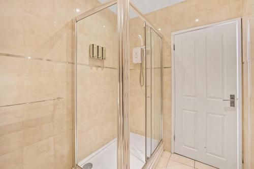 een douche met een glazen deur in de badkamer bij The Smeaton Apartment, Central City Centre in Plymouth