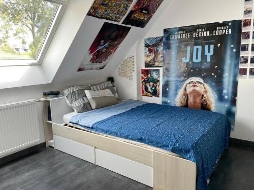 une femme est assise sur un lit dans une chambre dans l'établissement Maison étape, à Muzillac