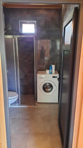 a small bathroom with a washing machine in it at Ulupınar/Çıralıda bungalov ev in Kemer