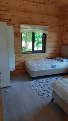 a room with two beds in a wooden cabin at Ulupınar/Çıralıda bungalov ev in Kemer