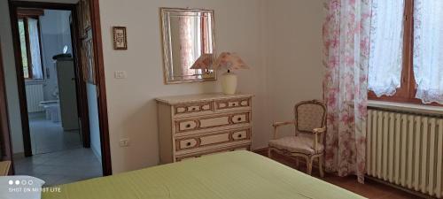 um quarto com uma mesa, uma cómoda e uma cadeira em Area relax em Gassino Torinese