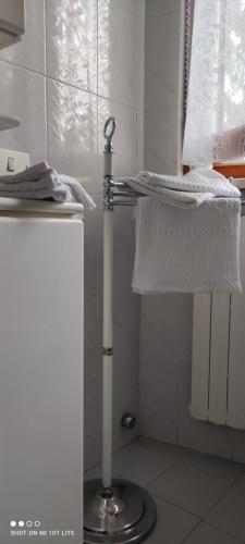 um toalheiro na casa de banho com uma toalha em Area relax em Gassino Torinese