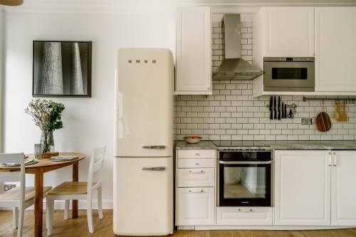 Dapur atau dapur kecil di Kentish Town Design-Led apartment