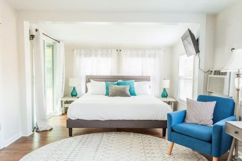 查爾斯頓的住宿－Open and Comfy home near Downtown-Folly Beach，一间卧室配有一张床和一张蓝色椅子
