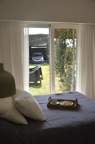 Un dormitorio con una cama con una bandeja de comida. en se mejora precio ver en Anfitrion en Gualeguaychú