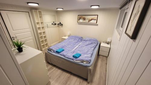een kleine slaapkamer met een bed in een kamer bij Fin leilighet i stille og rolig område med gratis privat parkering! in Stavanger