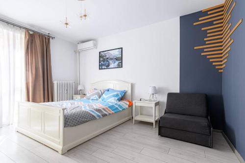 1 dormitorio con 1 cama y 1 silla en 10 Seconds Away from the Main street, Free Secured Parking en Sofía