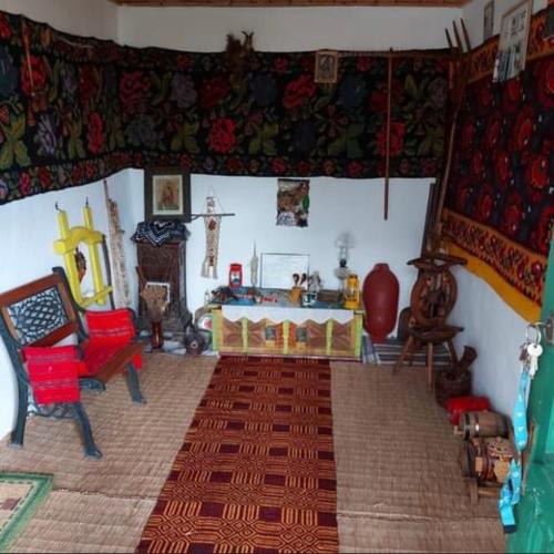 Căsuța fa rai din ce ai في بوزاو: غرفة معيشة مليئة بالكثير من الأثاث