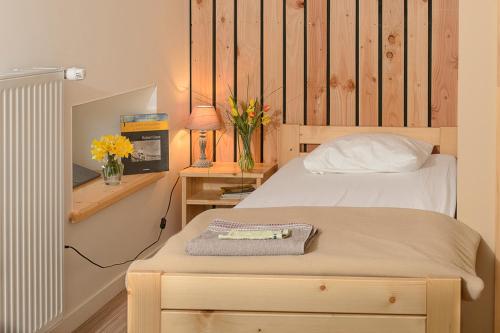 的住宿－O Berges Sauvages，一间卧室配有一张带木制床头板的床