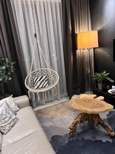 コタバルにあるTroika Residency Kota Bharu by The Stay Homestay 1の白いソファとテーブルのあるリビングルーム