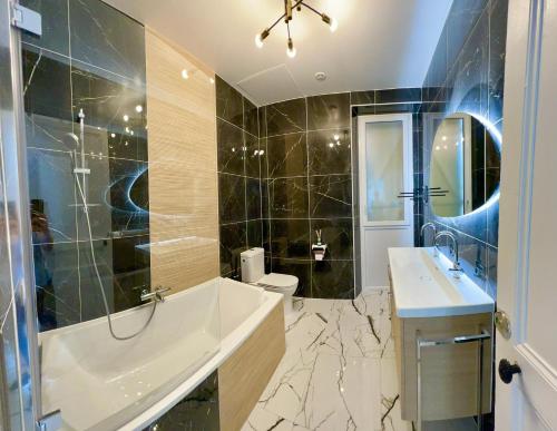 Ένα μπάνιο στο Appartement de luxe avec fresque