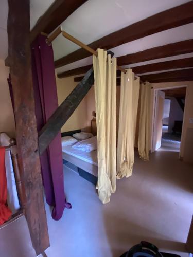 Lussas-et-Nontronneau的住宿－Pictoresque cottage with pool in Dordogne，一间卧室配有双层床和窗帘
