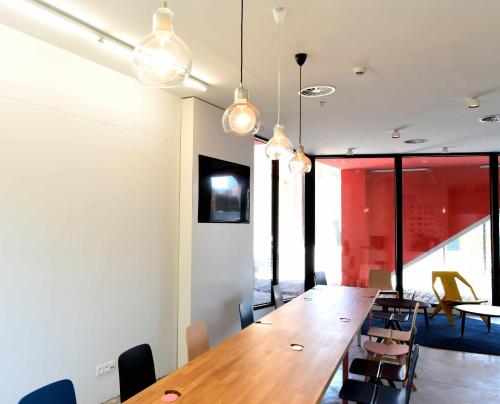 a conference room with a long wooden table and chairs at Hôtel Belvue in Brussels