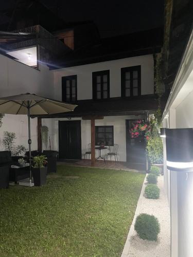 a house with a yard with an umbrella at Stari grad 2 in Valjevo