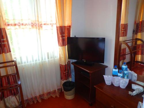 TV a/nebo společenská místnost v ubytování Vino Villa Tourists & Local Accommodations - 24 Hrs