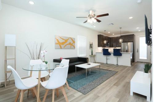 - un salon avec une table et un canapé dans l'établissement Modern & Furnished Home near Downtown & Fort Sam, à San Antonio