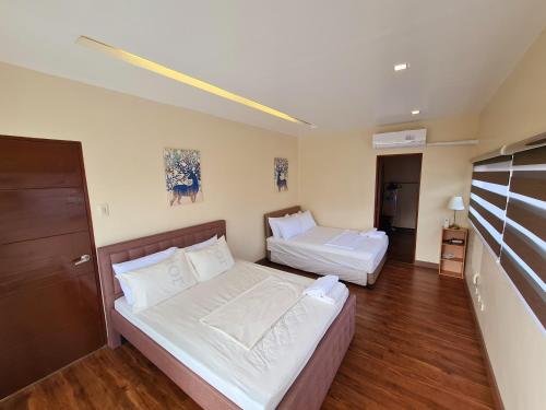 1 dormitorio con 2 camas en una habitación en Serenity Home near Ayala Malls Serin en Tagaytay