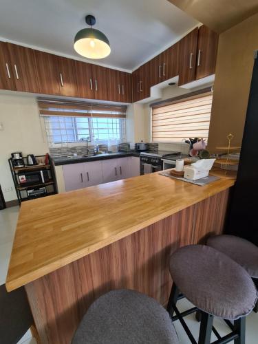 Η κουζίνα ή μικρή κουζίνα στο Serenity Home near Ayala Malls Serin