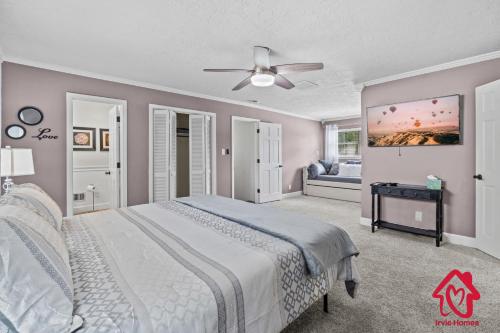 1 dormitorio con 1 cama y ventilador de techo en San Gabriel Stunner - An Irvie Home en Albuquerque