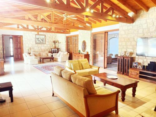 The lobby or reception area at Beautiful Home - Luxury Villa where you can party