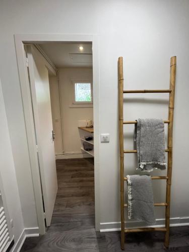 un couloir avec deux serviettes suspendues sur un mur dans l'établissement Maisonnette à la campagne avec jardinet, à Ennery